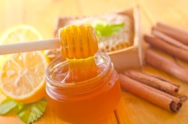 Хората използват мед и канела от векове като тези продукти