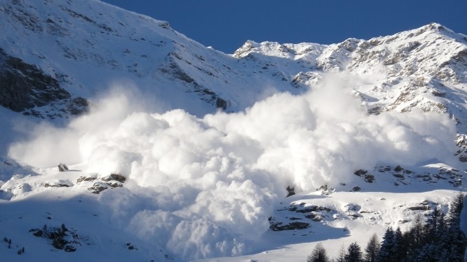 Трима души загинаха при лавини в Швейцарските Алпи, предаде Ройтерс,