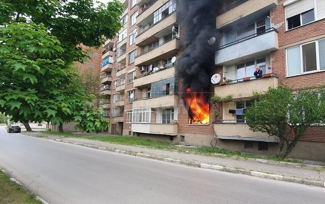 Голям пожар бушува в апартамент в Мездра съобщи Медианюз Огненият