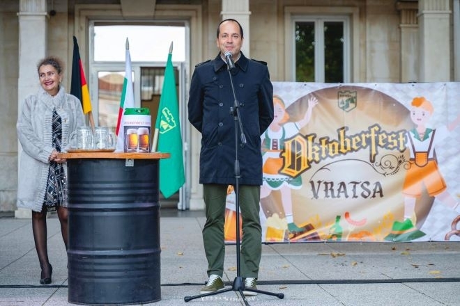 С традиционни немски ястия питиета и DJ парти стартира Oktoberfest