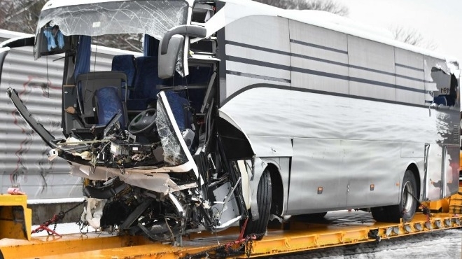 Тежка катастрофа с автобус завърши с един загинал и 44