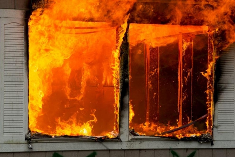 Над 70 жилища са унищожени от горския пожар, бушуващ край