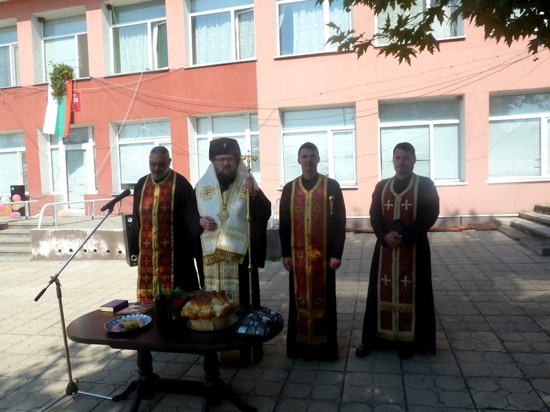 Врачанският митрополит Григорий посети днес Центъра за настаняване от семеен