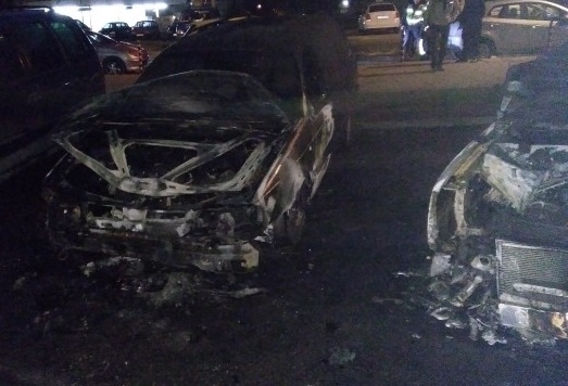 Двете коли на семейство от врачанско село са били запалени