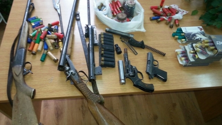 Полицията е открила незаконни оръжия и боеприпаси в къща в