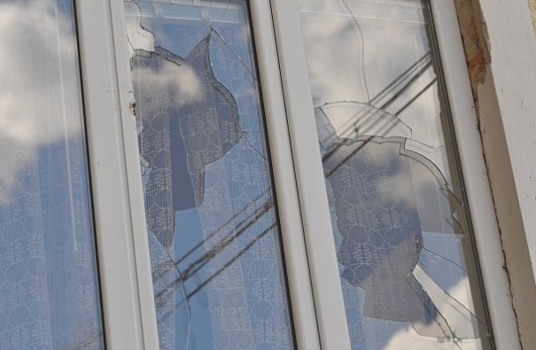 Бандит потроши прозорците на дома на берковчанин в града съобщиха