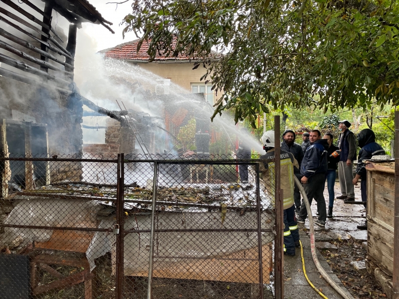 73-годишна жена е пострадала тежко при пожар в дома си