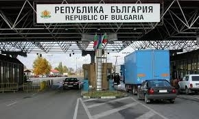 Километрични опашки на границата с Румъния и напрежение между шофьорите