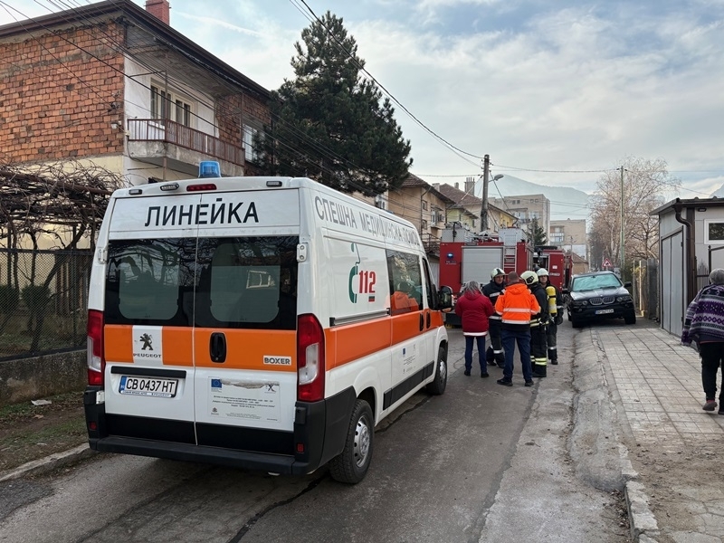 Извънредна ситуация събра две пожарни линейка и полиция в малка