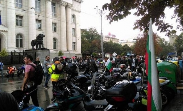 Членове на мото организацията "София райдърс" протестираха пред Столичната съдебна