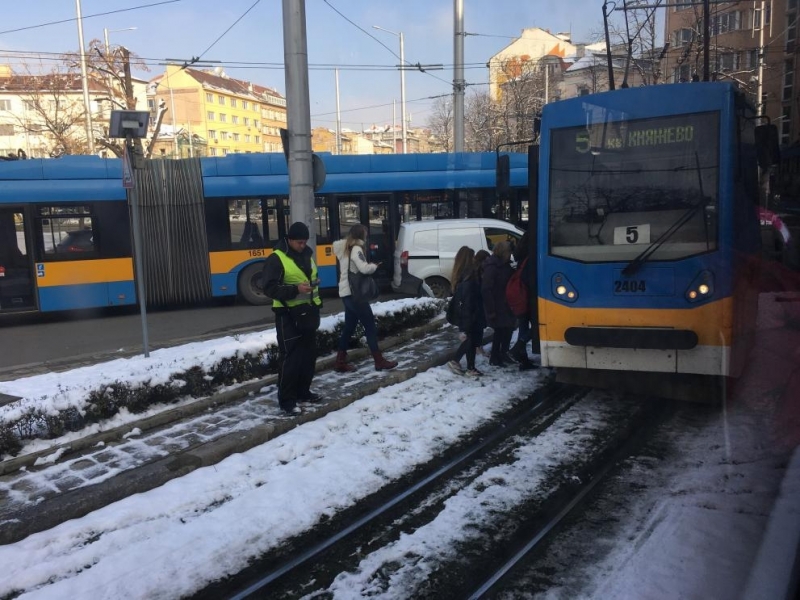Катастрофа между трамвай номер 5 и лек автомобил блокира кръговото кръстовището