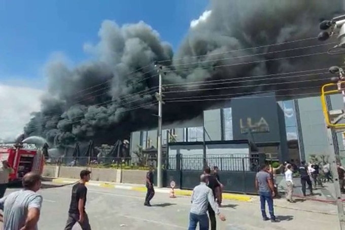 Най малко десет души пострадаха днес при пожар във фабрика