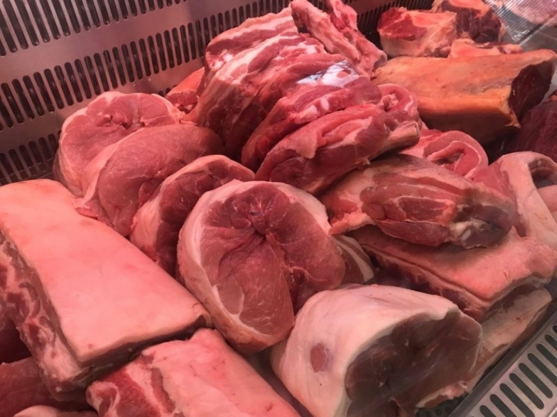 Българските фермери успяват да произведат едва 37% от свинското месо,