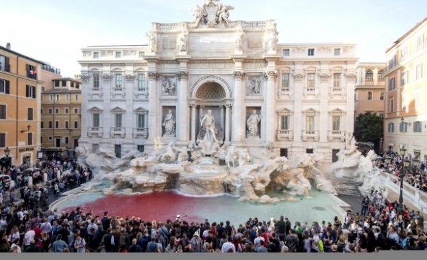 Известният фонтан „Ди Треви" в Рим потече в червено. Това