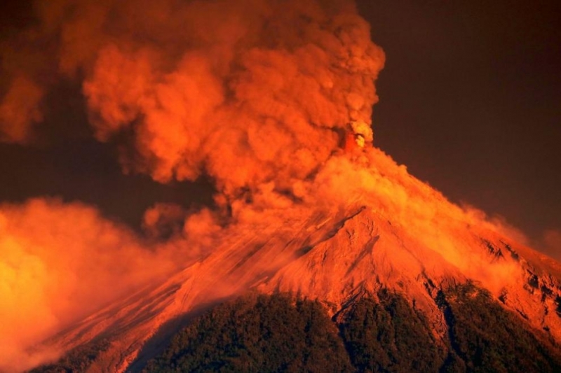 Вулканът Фуего в югозападната част на Гватемала изригна мощно в