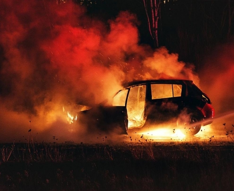 Пожар избухна на паркинг край Враца съобщиха от МВР в
