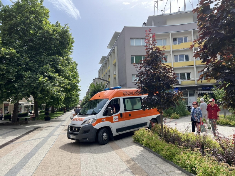 Линейка с включени сирени огласи центъра на Враца видя репортер
