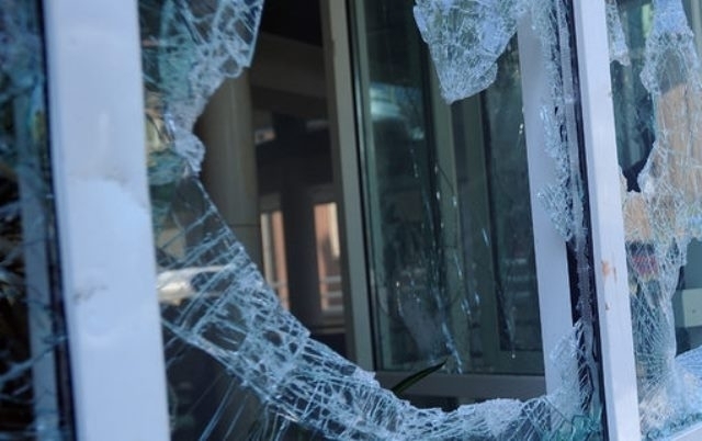 Млад мъж е счупил стъкло на хлебопекарната в Кула съобщиха