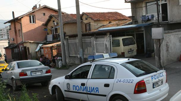 Полицаи тарашиха дома на млад мъж в Бяла Слатина откриха