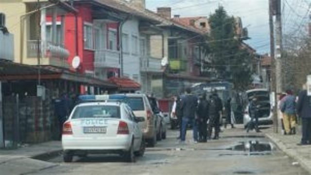 13 лица са задържани при спецакция в кв Нов път