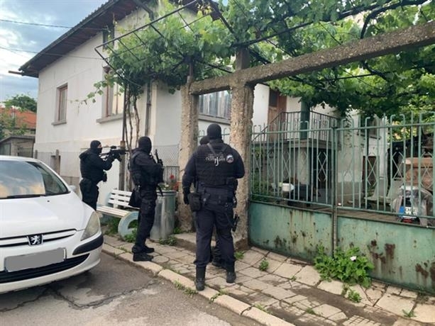 Полицейски служители са задържали собственик на къща в Козлодуй съобщиха
