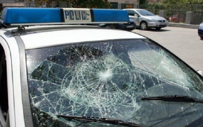 Полицейски автомобил е пострадал при потушаването на масов бой в