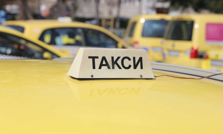Двама малолетни откраднали 400 лева от паркиран таксиметров автомобил в
