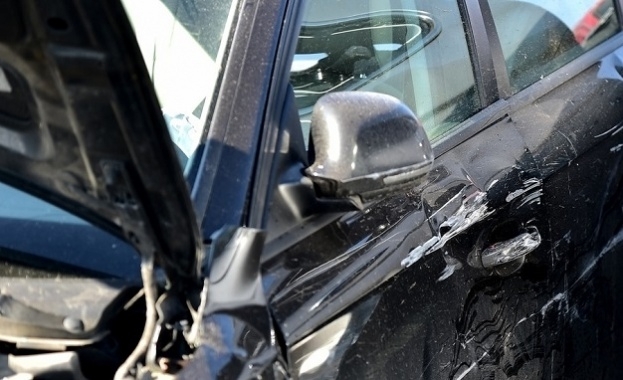 Камион и лек автомобил марка „Рено" са катастрофирали на пътя