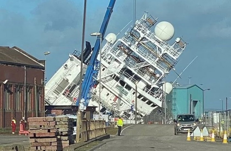 Силни ветрове преобърха настрани огромен кораб в доковете на Единбург