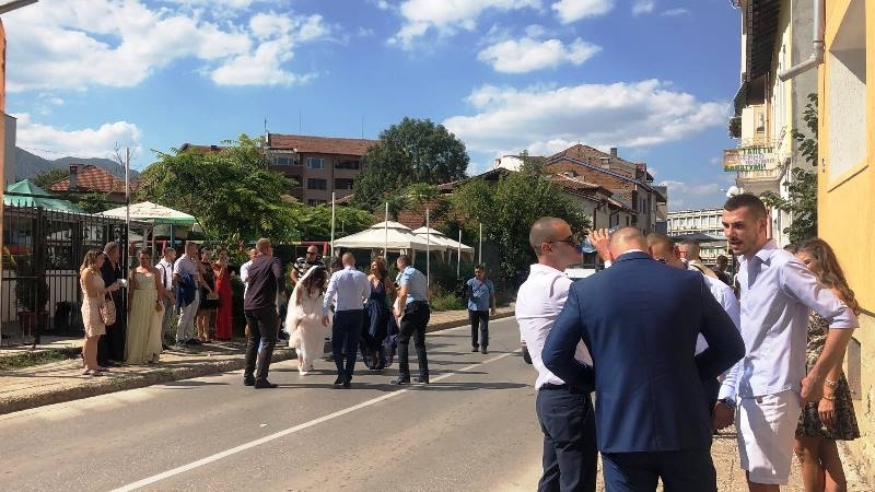 Сватбари затвориха централна улица във Враца видя първо репортер на