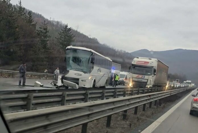 Две тежки катастрофи затрудняват движението по автомагистрала Хемус в посока