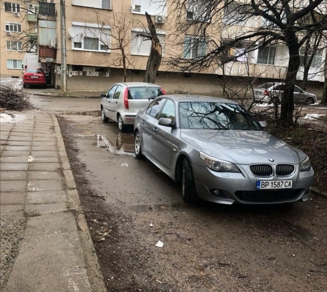 Притежанието на лъскаво возило във Враца явно върви в комплект