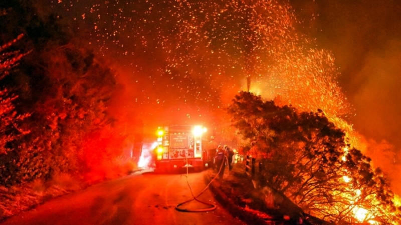 Хиляди бяха евакуирани заради голям горски пожар в Калифорния Огънят