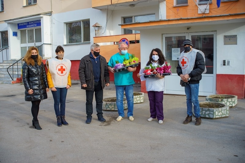 Представители на Община Мездра и на общинската организация на Българския