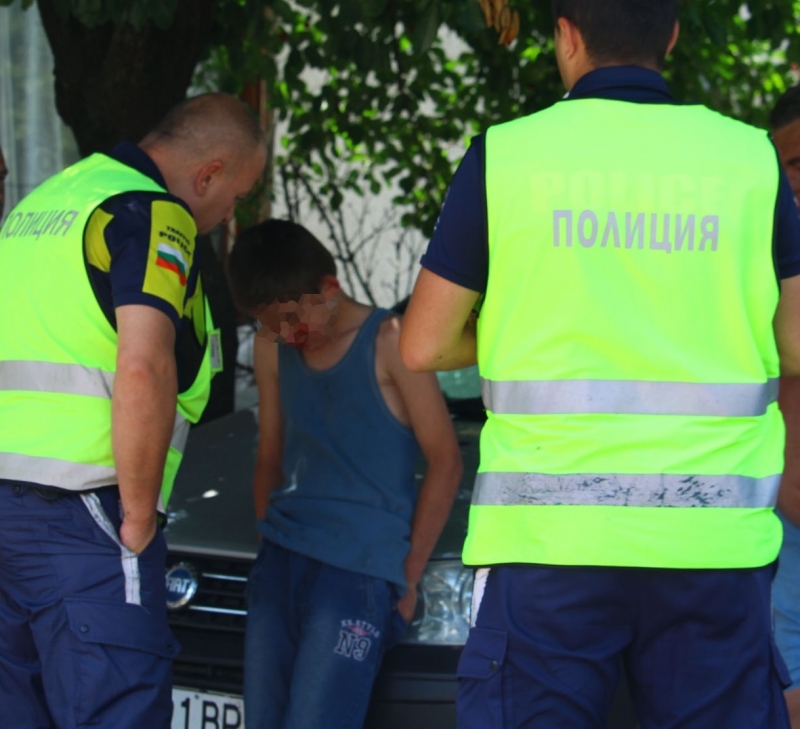Полицията в заловила непълнолетен бракониер на дърва във Врачанско съобщиха