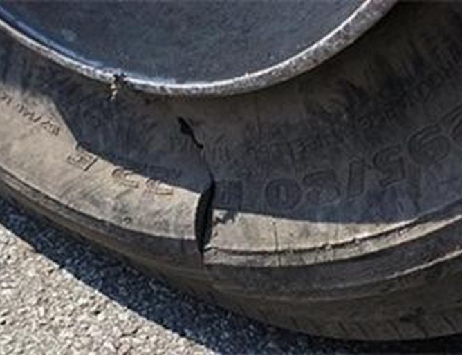 Tри автомобила в село Лехчево са осъмнали с нарязани гуми,