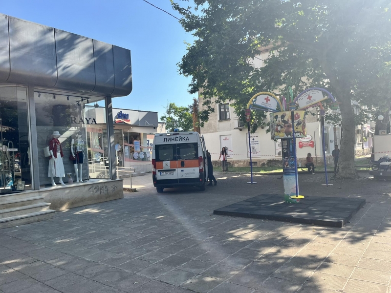 Линейка с включени сирени огласи пешеходната зона на Враца видя