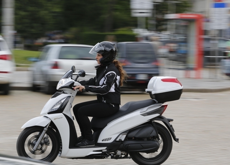 Заловиха жена без книжка да юрка мотопед във Видинско съобщиха