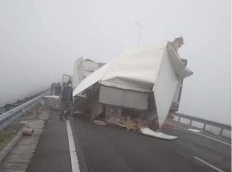 Тежка катастрофа с ТИР е станала при Дунав мост 2,