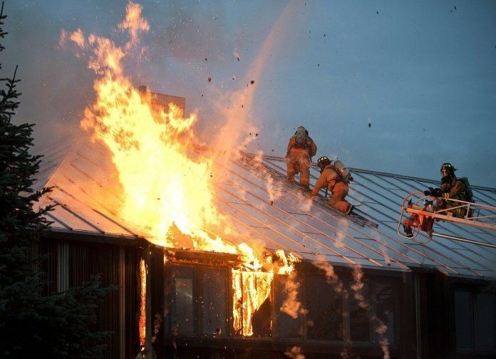 Пожар вилня в имот във Враца, съобшиха от МВР.
Случаят е