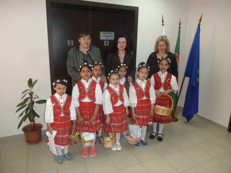 Лазарки посетиха общинската администрация в Борован и днес Момичетата от