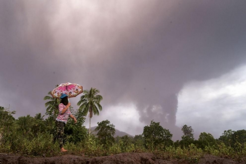 Вулкан изригна на централния индонезийски остров, който бе ударен миналата