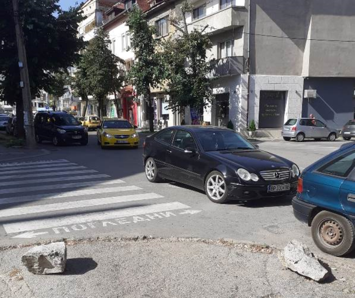 Враца отново си има победител в конкурса Най неграмотно паркиране научи