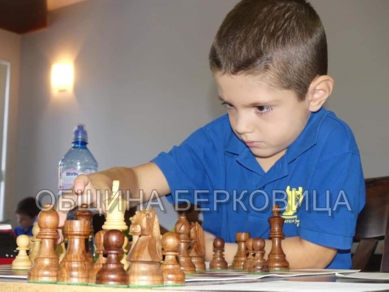 Шестгодишният Велислав Захариев възпитаник на детска градина Малина Берковица