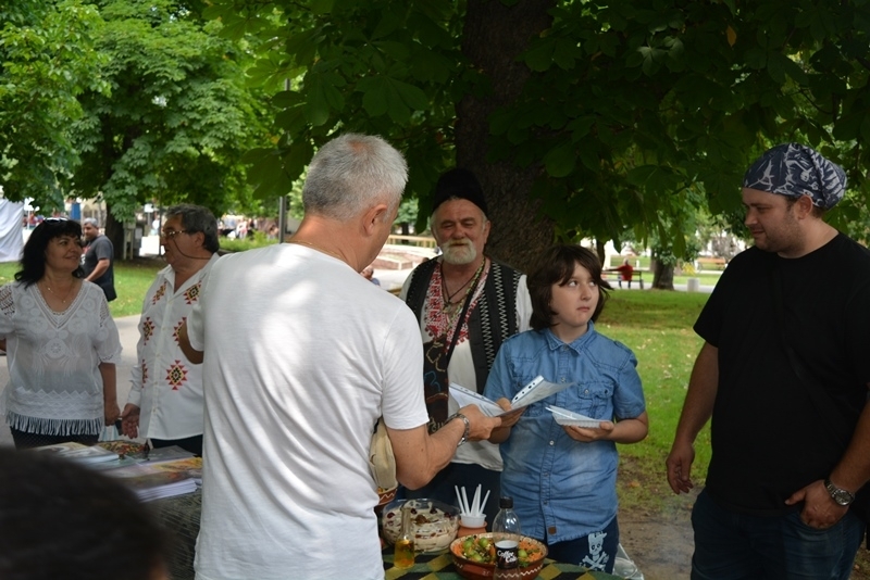 Традиционни ястия представиха 17 любители готвачи на фестивала народна кухня