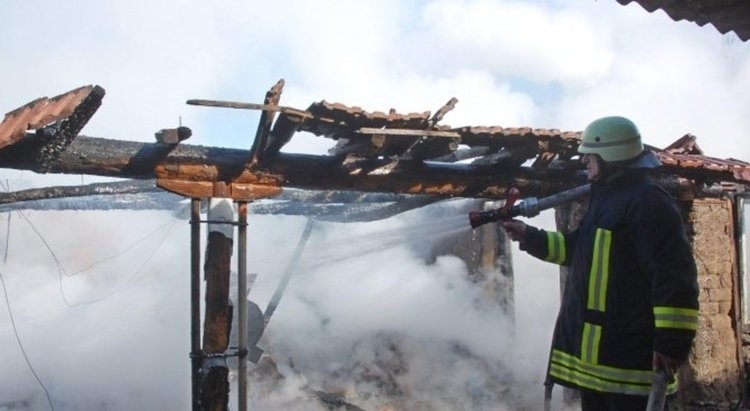 Пожар е бушувал в селскостопанска постройка в Лом съобщиха от
