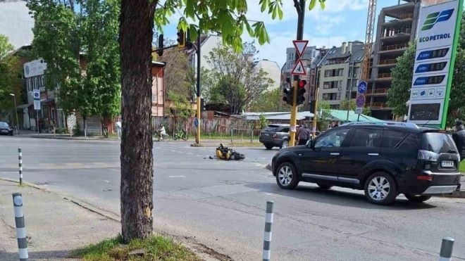 Тежка катастрофа с моторист в София. Ударили са се мотор