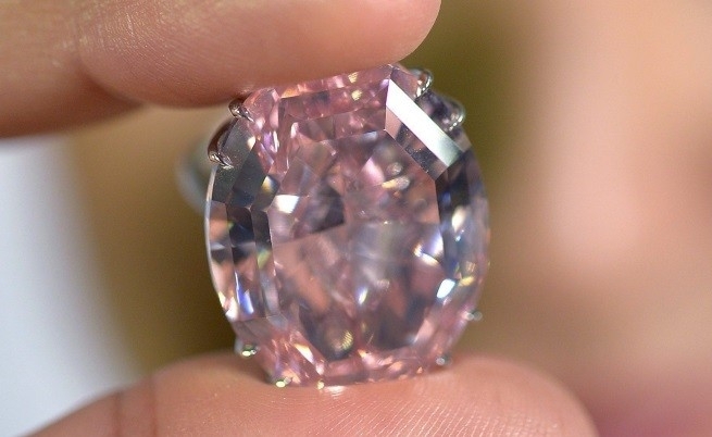 Яркорозов диамант с тегло почти 19 карата ще бъде предложен