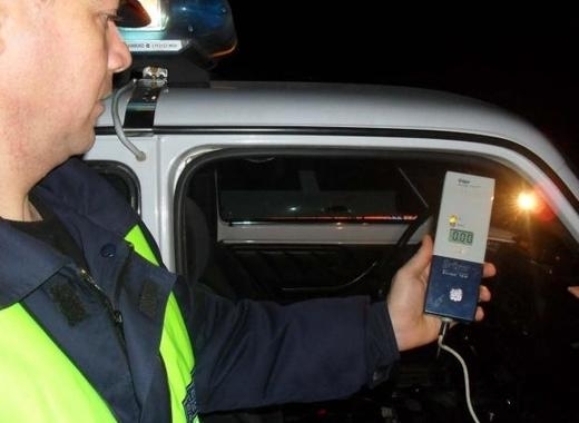 Полицаи спипали почерпен шофьор зад волана във Враца, съобщиха от