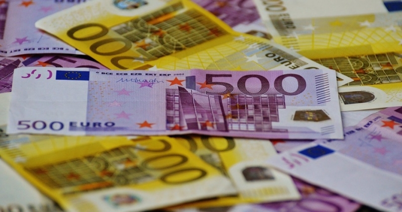 Холандската полиция откри 350 000 евро скрити в пералня и